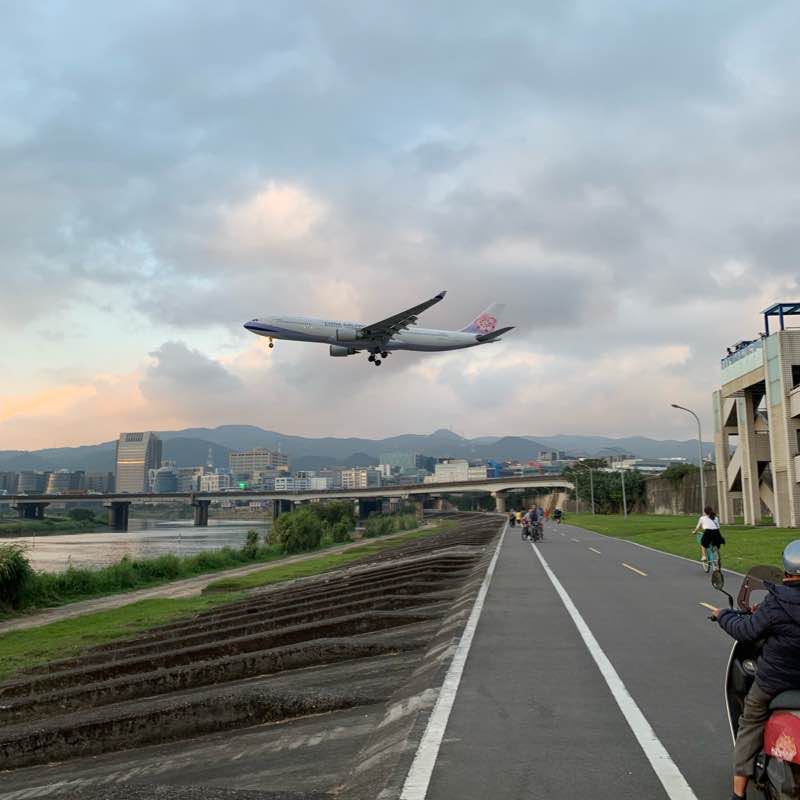 彩虹河濱公園看飛機