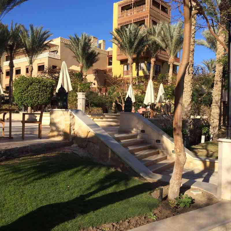 Прогулка вдоль моря