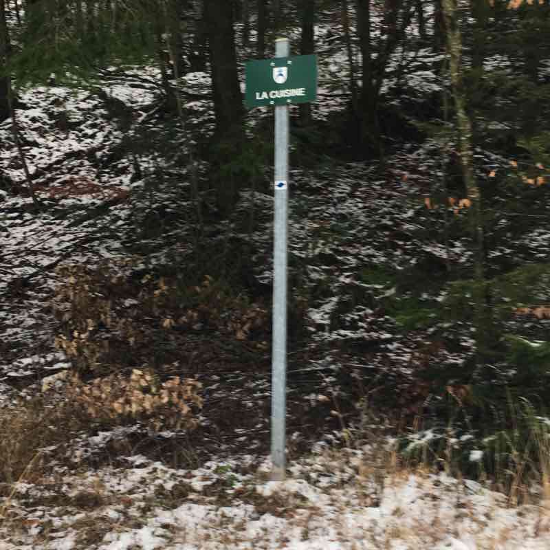 Yellow bollard / Firtsplan walking route map in Westhalten