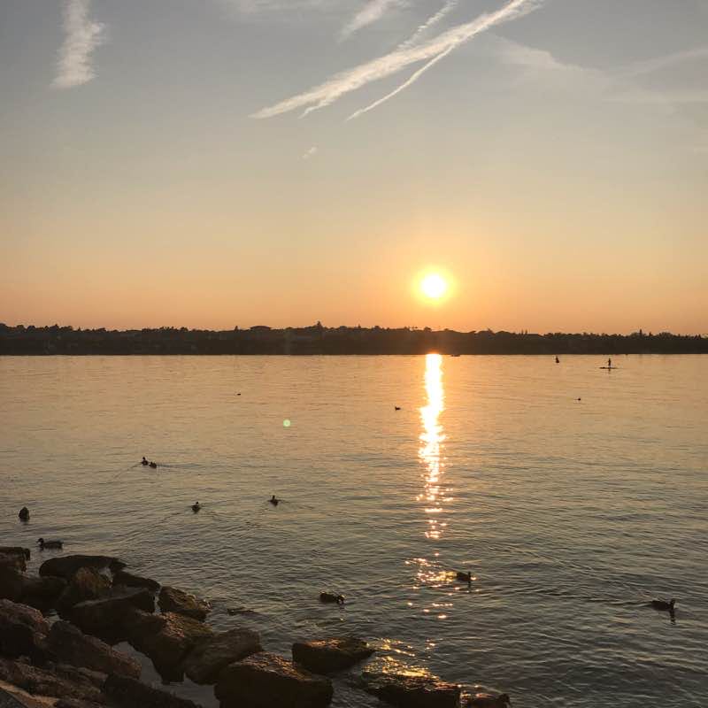 Camminata nelle Castelnuovo del Garda, provincia di Verona, Italia