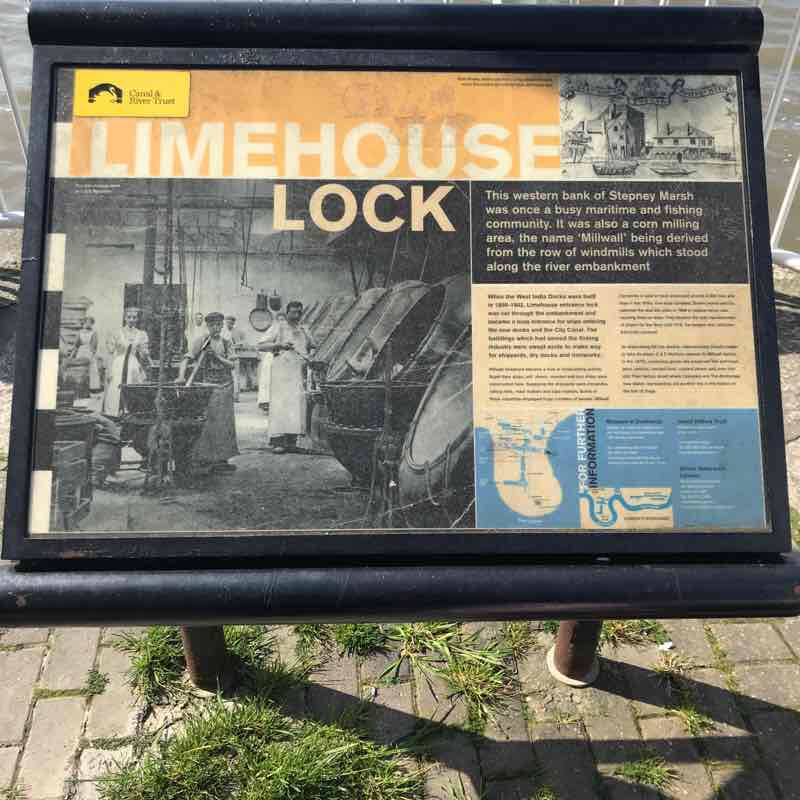 Canary Wharf  walk by the Thames