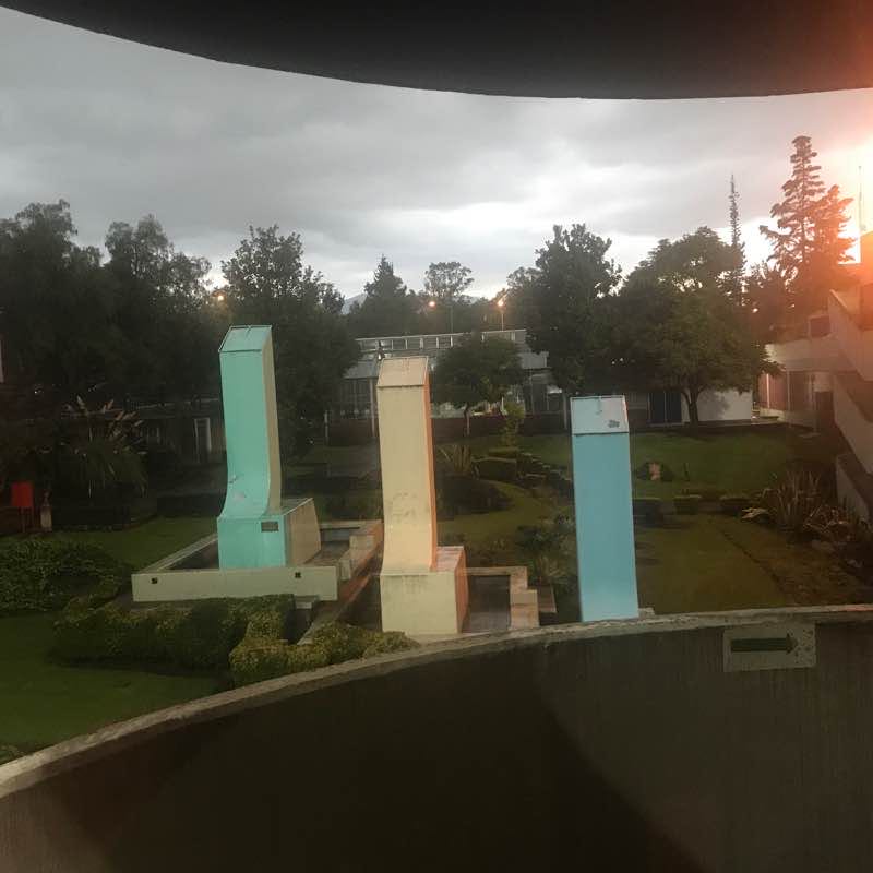 En los pasillos y escaleras durante la lluvia