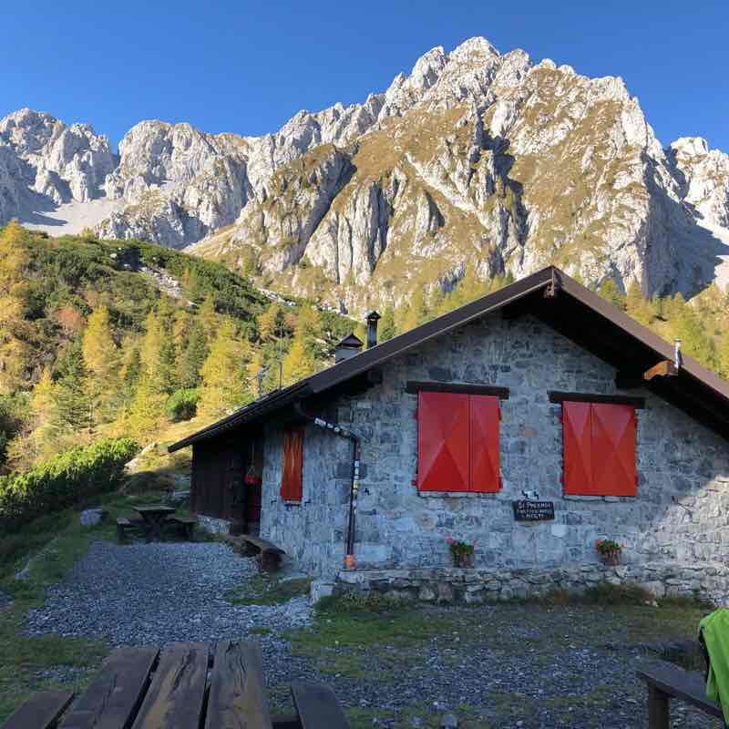Giro da Lova al rifugio Laeng e S. Fermo Percorso a piedi Borno, provincia di Brescia, Italia
