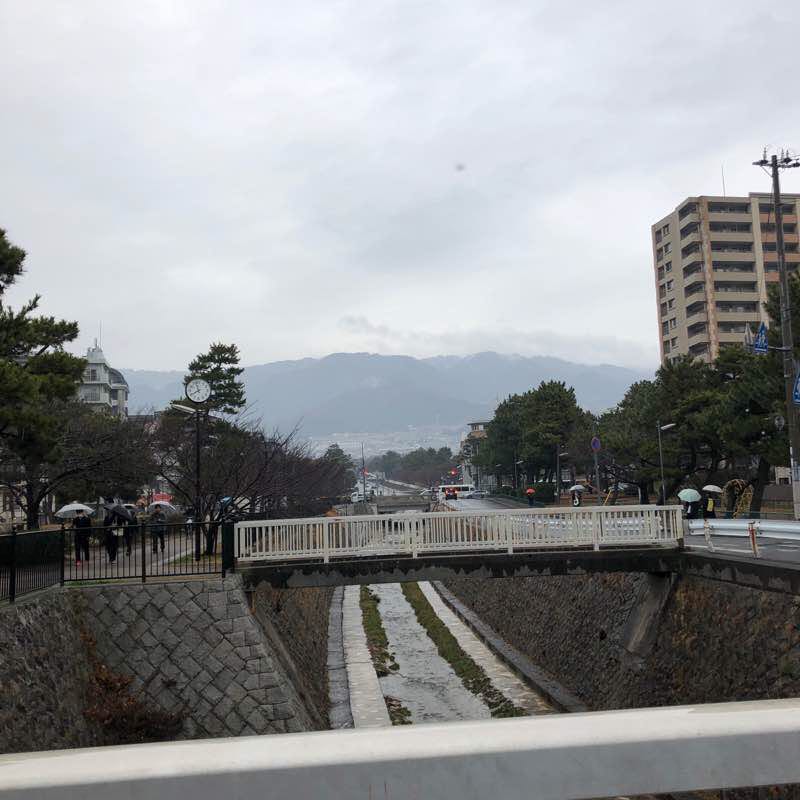 六甲山を望む雨の朝