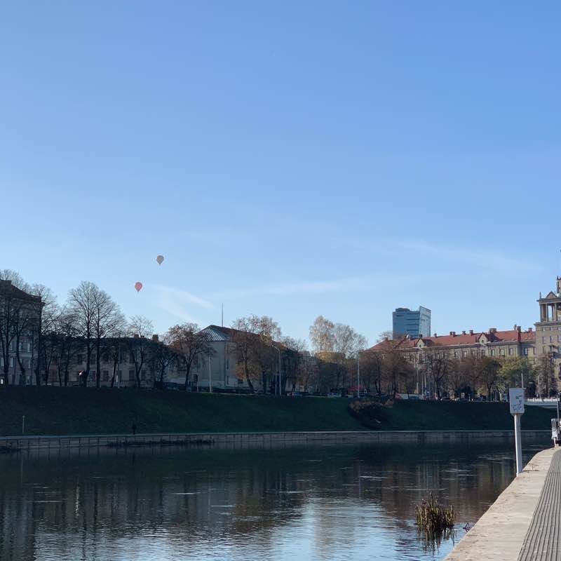 По набережной Вильнюса