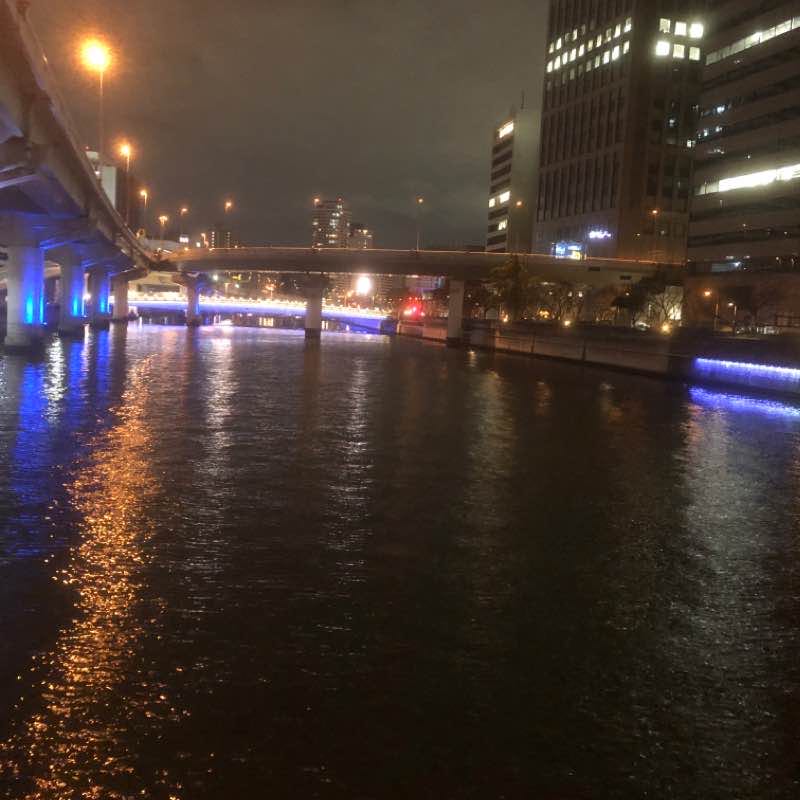 夜の大阪駅から御堂筋アパホテルタワー