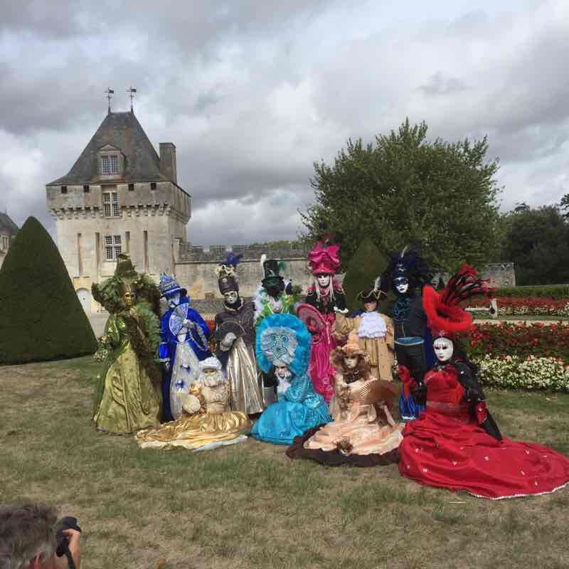 Walk in the park of the Castle. walking route map in Saint-Porchaire