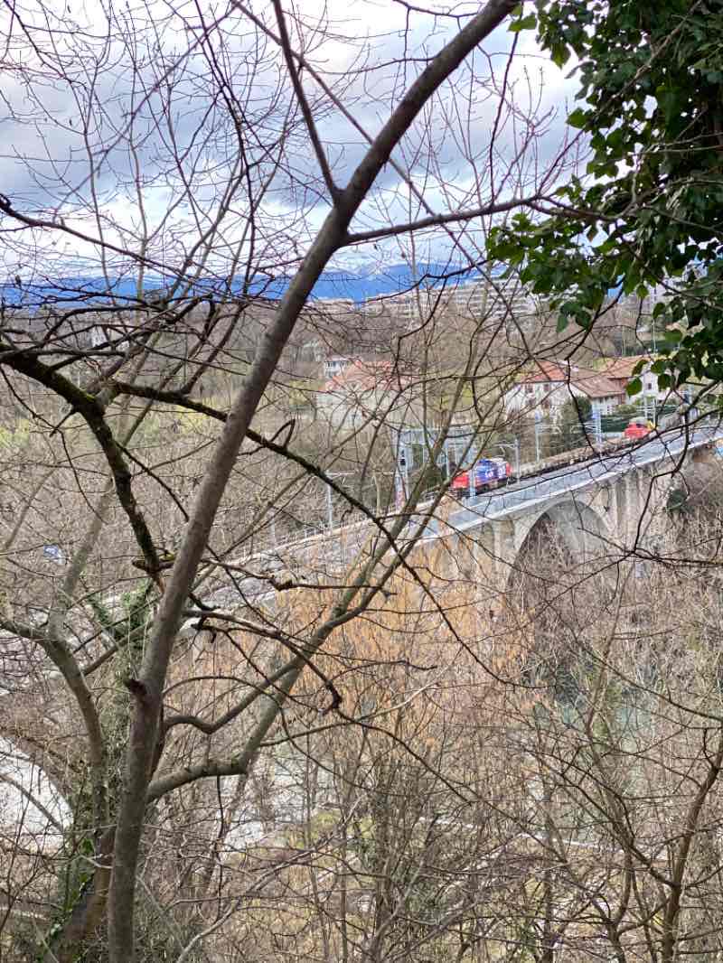 walking near me in Parc des Fraisiers in winter