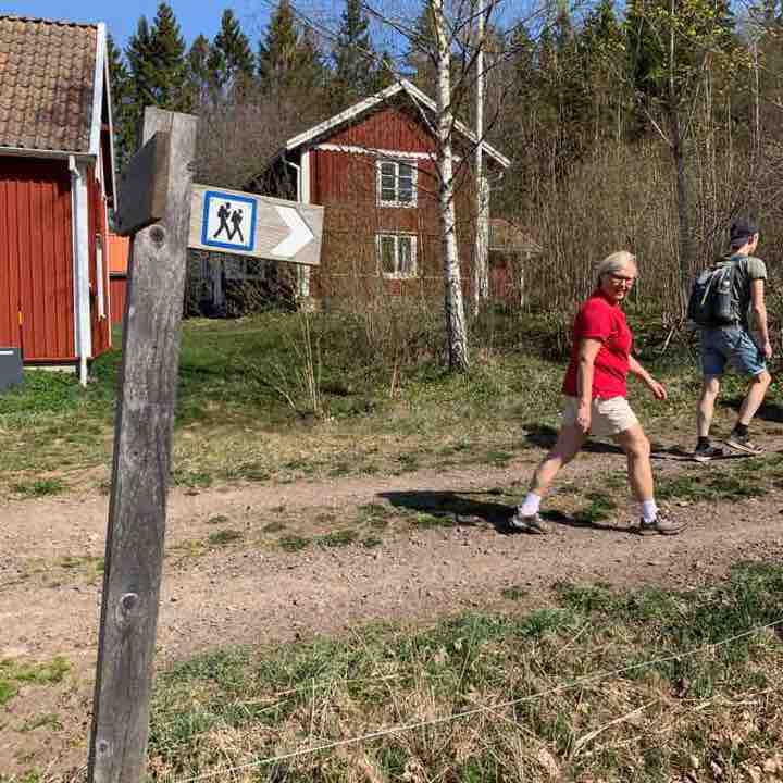 A nice trail along Wättern shore walking route map in Älmeberg