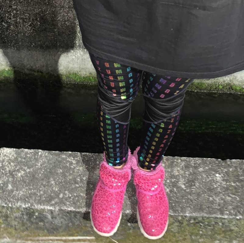 在浪漫的音樂中．風漂漂的 樹飛飛的．我沉溺在我的快樂中．．．走在～不太有人的街頭．我♡很♡開♡心♡