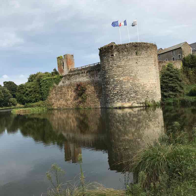 Pond of Corlay Castle walking route map in Corlay