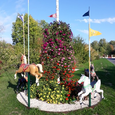 Between road path and veloroute walking route map in Chouilly